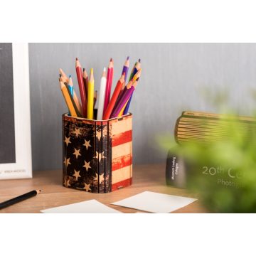   Nyírfából kézzel készült írószertartó, amerikai zászló motívummal