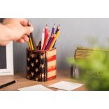 Nyírfából kézzel készült írószertartó, amerikai zászló motívummal