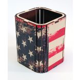 Nyírfából kézzel készült írószertartó, amerikai zászló motívummal