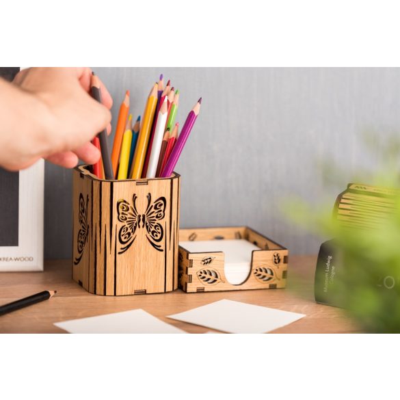Tölgyfából kézzel készült írószertartó papírtömb tartóval, pillangó mintával