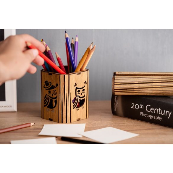 Tölgyfából kézzel készített írószertartó, baglyos