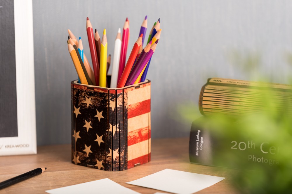 Nyírfából kézzel készült írószertartó, amerikai zászló motívummal