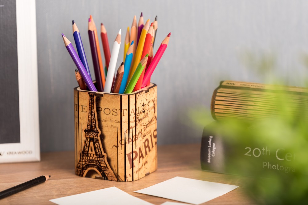 Nyírfából kézzel készült írószertartó, Paris motívummal
